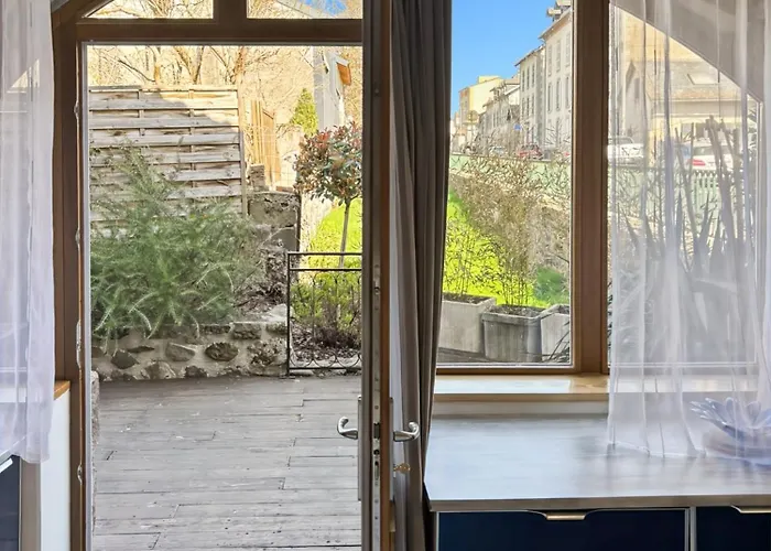 Holiday home Ancien Moulin Renove, Terrasse Au Bord De L Eau Aurillac